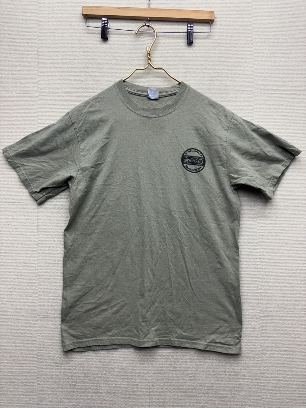 Skate or Die Men's Olive Green Graphic Crewneck T-Shirt medium